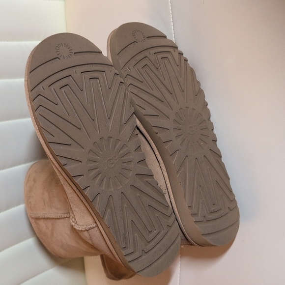 Classic UGG Chestnut Boots - Picture 10 of 10